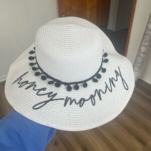 Honey mooning beach hat white